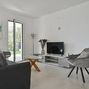 Appartement T3 Neuf – C13 - Jardin-terrasse Et Piscine – Accès Direct Plages Et Centre Village, Saint-Cyr-sur-Mer